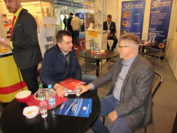Nowastowski Jako przedstawiciel SEP, spotkałam się na naszym stoisku z Panem Jindrichem Kurdiovskim Dyrektorem Handlowym TERINVSET z Pragi firmy organizującej targi AMPER.