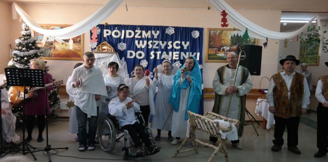 Mieszkanka naszego Domu Bożena Bartlewicz zaprezentowała własny wiersz oraz opowiedziała o życiu mieszkańców. Wiersz się spodobał, a mieszkanka została nagrodzona brawami.