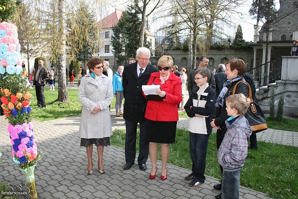 KATEGORIA PALM DUŻYCH powyżej 5m I m Rodzina Porębów (palma o wysokości 9,3 m ozdobiona 720 kwiatami) II m Gabriela i Karolina Wiewiórska (palma o wysokości 7 m