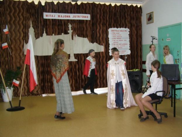 Zagadka 3 Płynie Sekwana u stóp Notre Damu, W Luwrze naczelnym punktem programu Jest Mony Lizy uśmiech przesławny... A nad Loarą czar zamków dawnych. I Lazurowe kusi Wybrzeże.