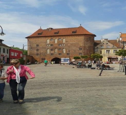 Opracowanie koncepcji zagospodarowania przestrzeni miejskiej 311 Fot. 17. Widok na Wysoką Bramę przy ul. Powstańców Warszawy Fot. 18. Widok z ul.
