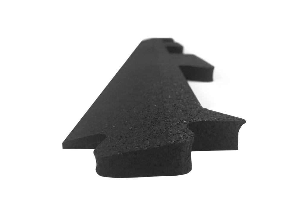 Zakończenia środkowe, narożne lewe i narożne prawe w formie skosów (łagodnych spadów do podłoża) do puzzli: Basic Black (10, 15, 20 mm) Premium Black (10, 15, 20 mm)