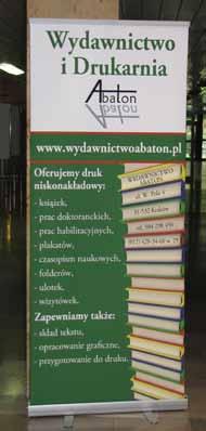 Roll-up to zadrukowany, wysuwany z kasety materiał.