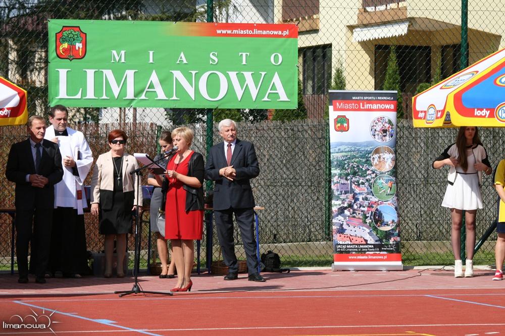 Następnie powitała zgromadzonych na limanowskim święcie sportu, tj.