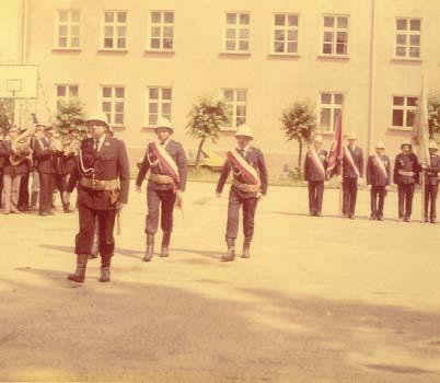 8 Kronika Zarządu Oddziału Gminnego Związku Ochotniczej Straży Pożarnej w Lelowie w Częstochowie, sztandar przyjął Prezes Zarządu Oddziału Gminnego ZOSP RP w Lelowie dh Bolesław Pośpiech.
