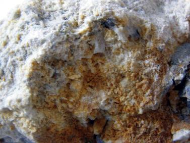 piaskiem dolomitowym, prawdopodobnie wskutek zawałów