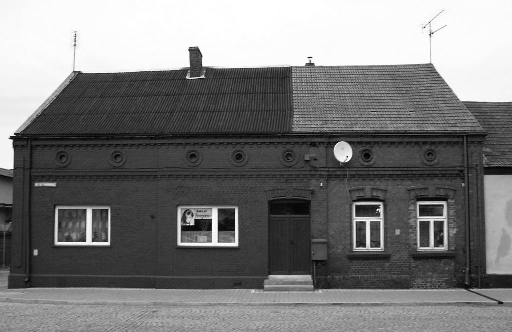 223 Il. 5. Koziegłowy brak spójności elewacji i widoczny podział własnościowy (fot. K. Mazur-Belzyt) Ill. 5. Koziegłowy lack of consistency of the facade and visible division of ownership (photo by K.