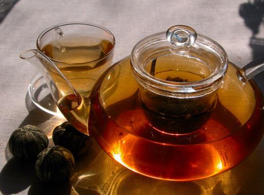 obsługuje wszystkich. Herbata napar przyrządzany z liści i pąków grupy roślin, nazywanych tą samą nazwą, należących do rodzaju kamelia (Camellia).