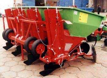 7. S-211/1 Super Planters from the company REPRODEX Ltd. automatic, tractor mounted, four-rows, with buckets belt; seed hopper capacity 1000 kg, rows spacing 75 or 90 cm Rys. 8.