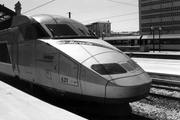 40 Najszybsze pociągi świata w statystyce Ju ponad 20 pañstw eksploatuje poci¹- gi pasa erskie ze œredni¹ prêdkoœci¹ ponad 120 km/h, natomiast w 10 pañ- stwach prêdkoœæ ta przekracza 150 km/h.