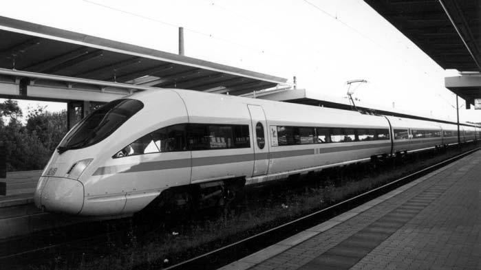 44 Tablica 3 Poci¹gi rozk³adowe ze œrednimi prêdkoœciami 120 150 km/h miêdzy dwoma s¹sied- nimi zatrzymaniami Kraj Nazwa poci¹gu Od stacji Do stacji Odleg³oœæ Czas jazdy [km] [min] Prêdk rêdkoœæ