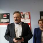 Bo jak są dłużej to oni są już oderwani od rzeczywistości,