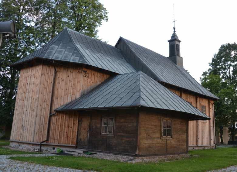 sakralnego na terenie gminy jakim jest kościół pw. Przemienienia Pańskiego wybudowany w latach 1676-1677 oraz drewniana dzwonnica z XVII wieku w śukowie.