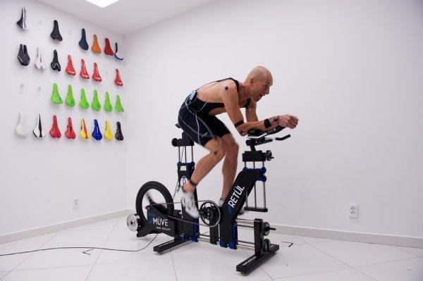 Jednym z narzędzi jest stacjonarny rower Retül Müve Fit Bike. Produkująca go firma Retül specjalizuje się w tworzeniu specjalistycznych urządzeń do bikefittingu.