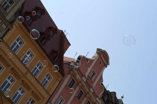 FELIETON Miały tu widnieć 800-letnie balony z Opola, ale jak poszedłem zrobić im zdjęcie, to mi je odwołali. Bywa. Dlatego są bańki - też odlatują. fot. Marek Wiench Odloty Chyba gdzieś zaraz odlecę.