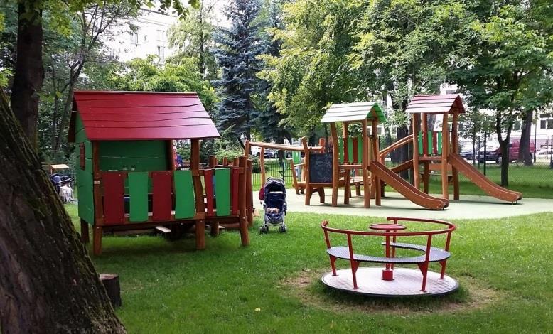 W tajnej bazie w ogrodzie Klif zaproponował, aby wybrać się na plac zabaw.