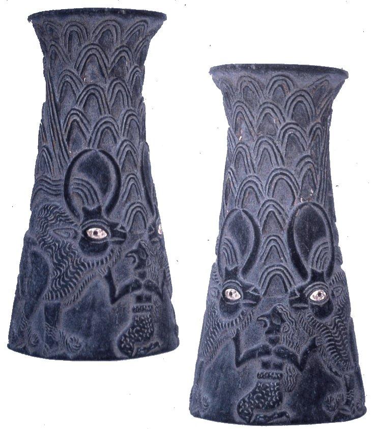 Naczynia z Jiroft Naczynia z Jiroft Naczynia z Jiroft Jiroft, prowincja Kerman Odkrycie około roku 2001 Około 200 wyrobów chlorytowych Naczynia szpiczaste, zwężajace się ku górze Puchary na