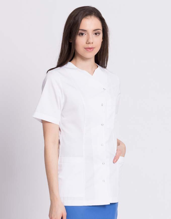 LINIA PREMIUM BLUZA DAMSKA BD26 asymetryczne zapięcie na springi półokrągły dekolt z wcięciem 3 kieszenie boczne cięcia podkreślające talię Nowoczesny wzór damskiej bluzy medycznej.