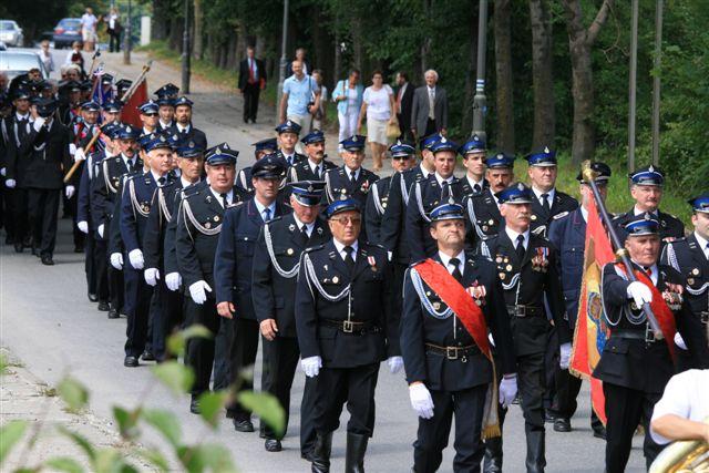 Wiadomości Poniedziałek, 15 sierpnia 2011 NOWA REMIZA POBŁOGOSŁAWIONA Po uroczystej Mszy Świętej strażacy oraz zaproszeni goście: parlamentarzyści, samorządowcy, a