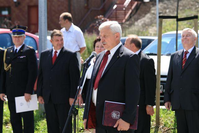 Po oficjalnym otwarciu uroczystości, nastąpił moment przecięcia wstęgi symbolizujący otwarcie obiektu, a dokonali tego: Posłowie na Sejm Bronisław Dutka i Tadeusz Patalita, Wicestarosta Limanowski