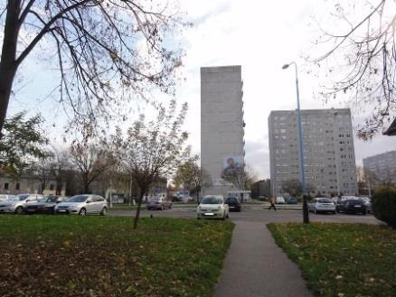 Działka, na której posadowiony jest budynek z wycenianym lokalem ma dostęp do dróg publicznych przez ulicę Bracką do ulicy Nawrockiego, które jest ulicą o utwardzonej, asfaltowej nawierzchni, o dość