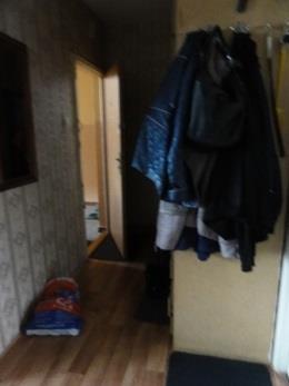 W jednym pokoju na podłodze płytki PCV, na ścianach