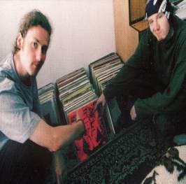 HIP-HOP.PL #16 - muzyka / wywiady 11 Red: Czy planowana jest reedycja? Robert-D: Jeœli p³yta zejdzie ca³a, a myœlê e tak bêdzie, to mo e bêdzie reedycja.