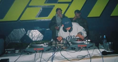 HIP-HOP.PL #16 - imprezy / relacje 38 Relacja z pseudo festiwalu muzyki hip-hop Cosmo Music Club, Olsztyn 18.01.2002 Pseudo festiwal muzyki hip-hop odby³ siê 18.01.2002 dok³adnie dwa tygodnie po œwietnym koncercie Molesty.