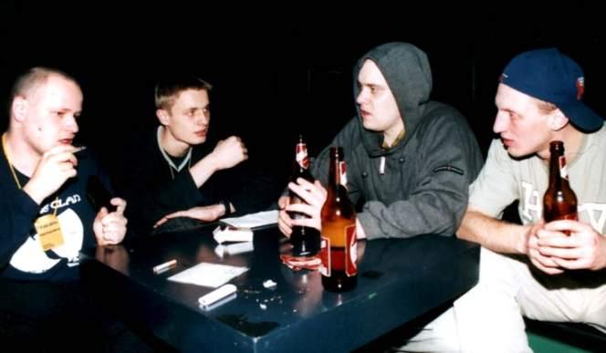 HIP-HOP.PL #16 - muzyka / wywiady 5 na swoim komputerze, nie brzmi to dla mnie tak jak chcia³bym eby brzmia³o, ale jak siê pokombinuje na dobrym sprzêcie, to mo e bêdzie jakiœ mój bit.