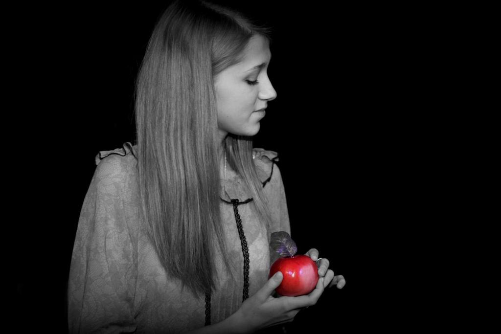 Jabłko symbol miłości i główny element scenografii