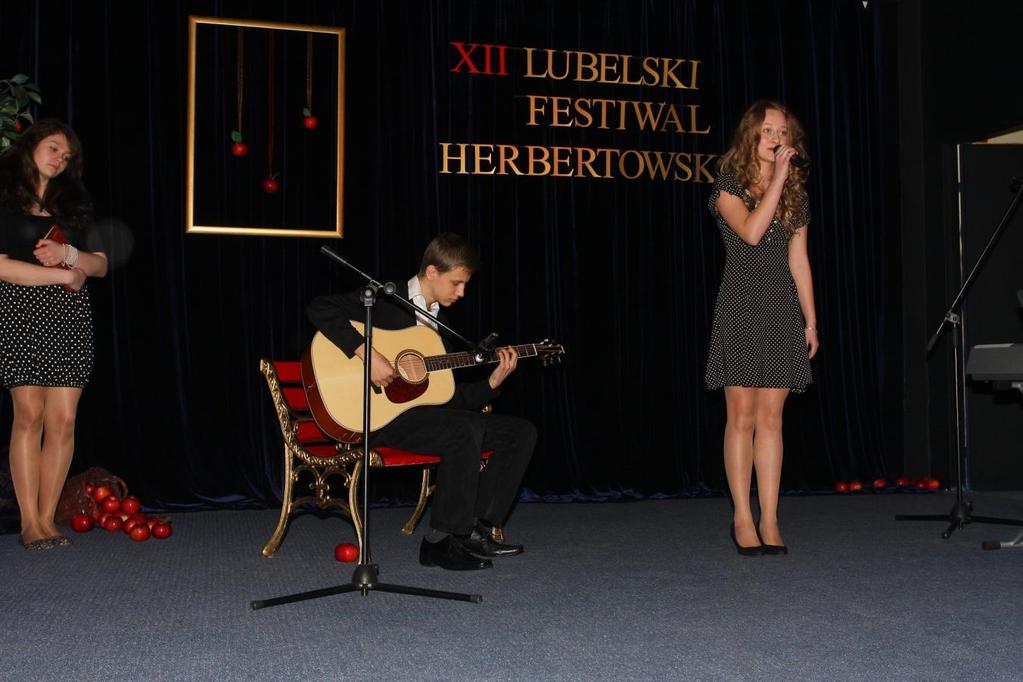 Przy mikrofonie Milena Majewska, na gitarze akompaniuje Kamil
