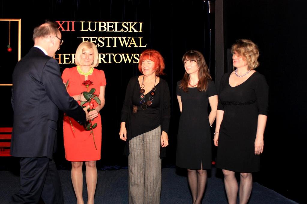 Dyrektor Wojciech Kalicki dziękuje organizatorkom Festiwalu od lewej p.