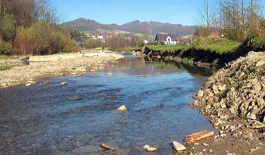 Inżynieria Ekologiczna / Ecological Engineering Vol. 43, 2015 Fot. 4. Zniszczony brzeg (Foto: Cz. Lipski) Photo 4. Devastated of banks Fot. 5. Rura limnigraficzna wyrwana i przemieszczona przez wodę.