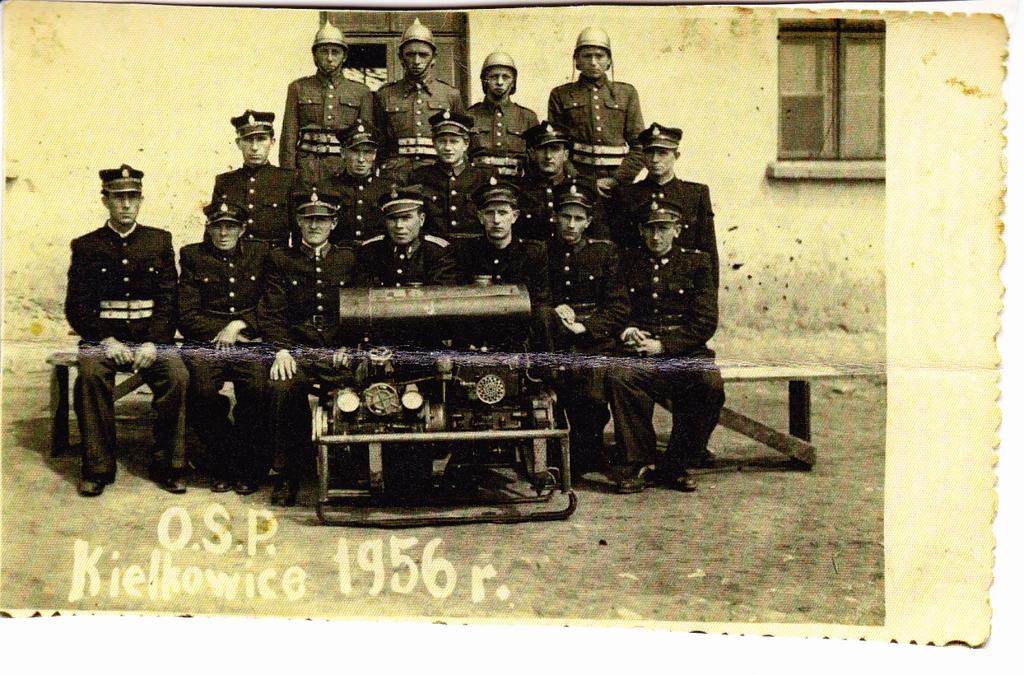 zaprenumerowano gazetę strażacką. W roku 1936 z Komendy Powiatowej w Olkuszu jednostka otrzymała sikawkę ręczną.