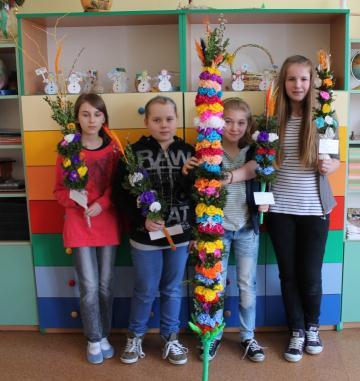 Uczniowie klasy IV b wykonali palmy wielkanocne na kiermasz charytatywny, a uczniowie klasy V a wzięli udział w konkursie na najładniejszą palemkę organizowaną przez Gminne Centrum Kultury w Dąbrówce.