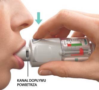 NACIŚNIJ Wykonaj powolny i pełny wydech. Obejmij szczelnie ustami ustnik, nie przykrywając przy tym kanału dopływu powietrza. Skieruj inhalator w stronę tylnej ściany gardła.