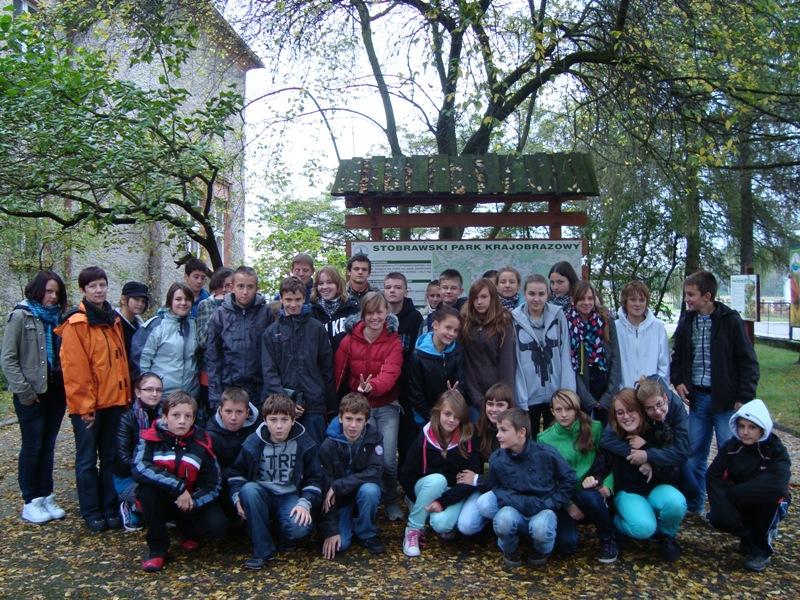 Warsztaty ekologiczne na wydmach i nad jeziorem 1 i 2 października, młodzi ekolodzy z klas pierwszych wzięli udział w warsztatach na terenie Stobrawskiego Parku Krajobrazowego oraz nad Jeziorem