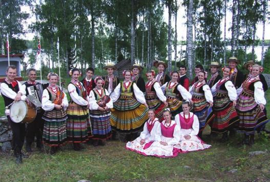 To co jeszcze u nas trwa, co jest przekazywane, stanowi program niestylizowanych zespo³ów folklorystycznych. Szwedzi natomiast potrafi¹ siê bawiæ wspólnie.