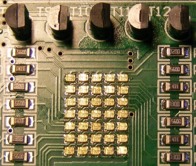 IMiO PW, LPTM, Ćwiczenie 7, Matryca RGB -4- UWAGA Kolejność linii sterujących kolorami diod: B X, R X, w wierszu nr 2 została zamieniona na: R X, B X.