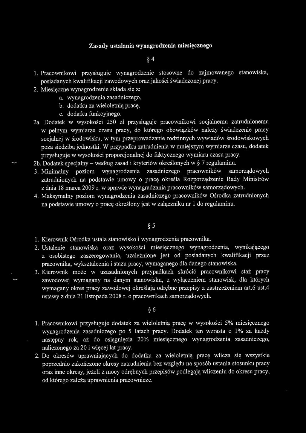 Dodatek w wysokości 250 zł przysługuje pracownikowi socjalnemu zatrudnionemu w pełnym wymiarze czasu pracy, do którego obowiązków należy świadczenie pracy socjalnej w środowisku, w tym