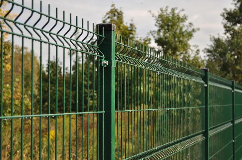 3.5. Ogrodzenie Na podstawie wytycznych Inwestora projektuje się ogrodzenie projektowanego terenu o długości ok. 130 m, składające się z następujących elementów konstrukcyjnych: 3.5.1. Panele ogrodzeniowe - o szerokości 2505 mm i wysokości 1560 mm.