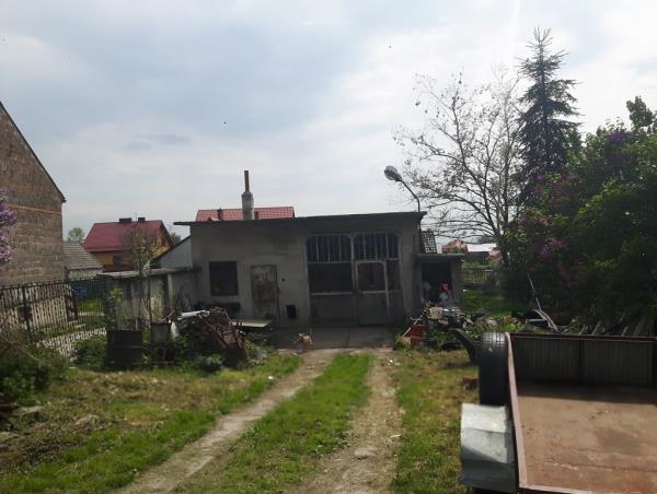 Budynek o powierzchni zabudowy 52 m2 Powierzchnia użytkowa przyjęta do obliczeń 44,20 m2 Jak ustalono, budynek mieszkalny jednorodzinny usytuowany w północnej części działki, częściowo znajduje się