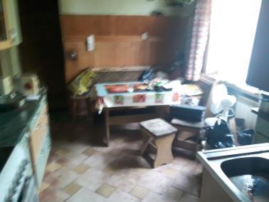 średni.