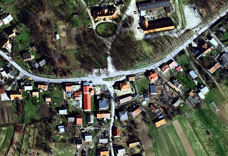 Szczegółowo przedmiotowa nieruchomość położona jest w centralnej części sołectwa w niewielkiej odległości od wzmiankowanego zespołu pałacowego obręb ulicy Skotnickiej
