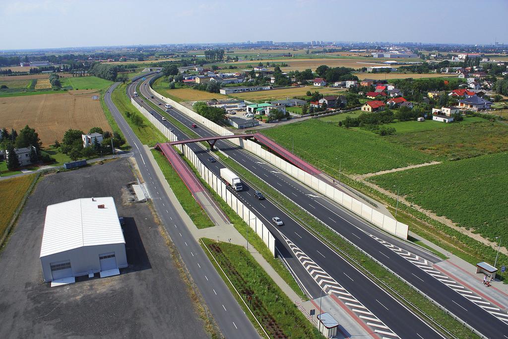 1 przy wyższym wskaźniku zagęszczenia (rys. 7.). Spójność uległa zmniejszeniu o ponad 8 i blisko 12 kpa odpowiednio do wskaźnika zagęszczenia IS =,9 i.