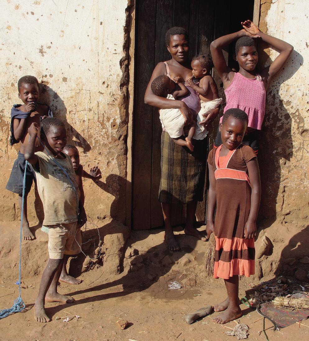 MALAWI: WALKA Z BIEDĄ I CHOROBĄ Malawi to niewielki kraj śródlądowy graniczący z Zambią, Tanzanią i Mozambikiem. Zamieszkuje go około 16,8 milionów ludzi i liczba ta nadal wzrasta.