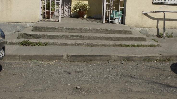 zaśmiecenie, nieład, zaniedbanie przestrzeń nieestetyczna, o charakterze tzw. przestrzeni niczyjej, generująca zachowania patologiczne 5.4.