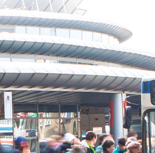 porcie lotniczym w Zaventem i przy stacji metra Maelbeek/Maalbeek).