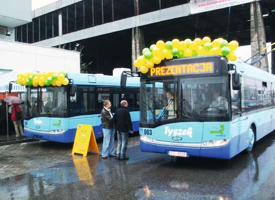 56 jak oni to robią? fot. Marian Jamrozy Trolejbus z zabudowanymi bateriami trakcyjnymi typu STH600 x84 Po lewej Prezentacja nowych trolejbusów marki Solaris listopad 2006 r.