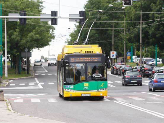 58 jak oni to robią? fot. Arkadiusz Ławrywianiec Współczesny trolejbus na ulicach Tych czerwiec 2017 r. Na zdjęciu skrzyżowanie ul. kard. S. Wyszyńskiego i al.